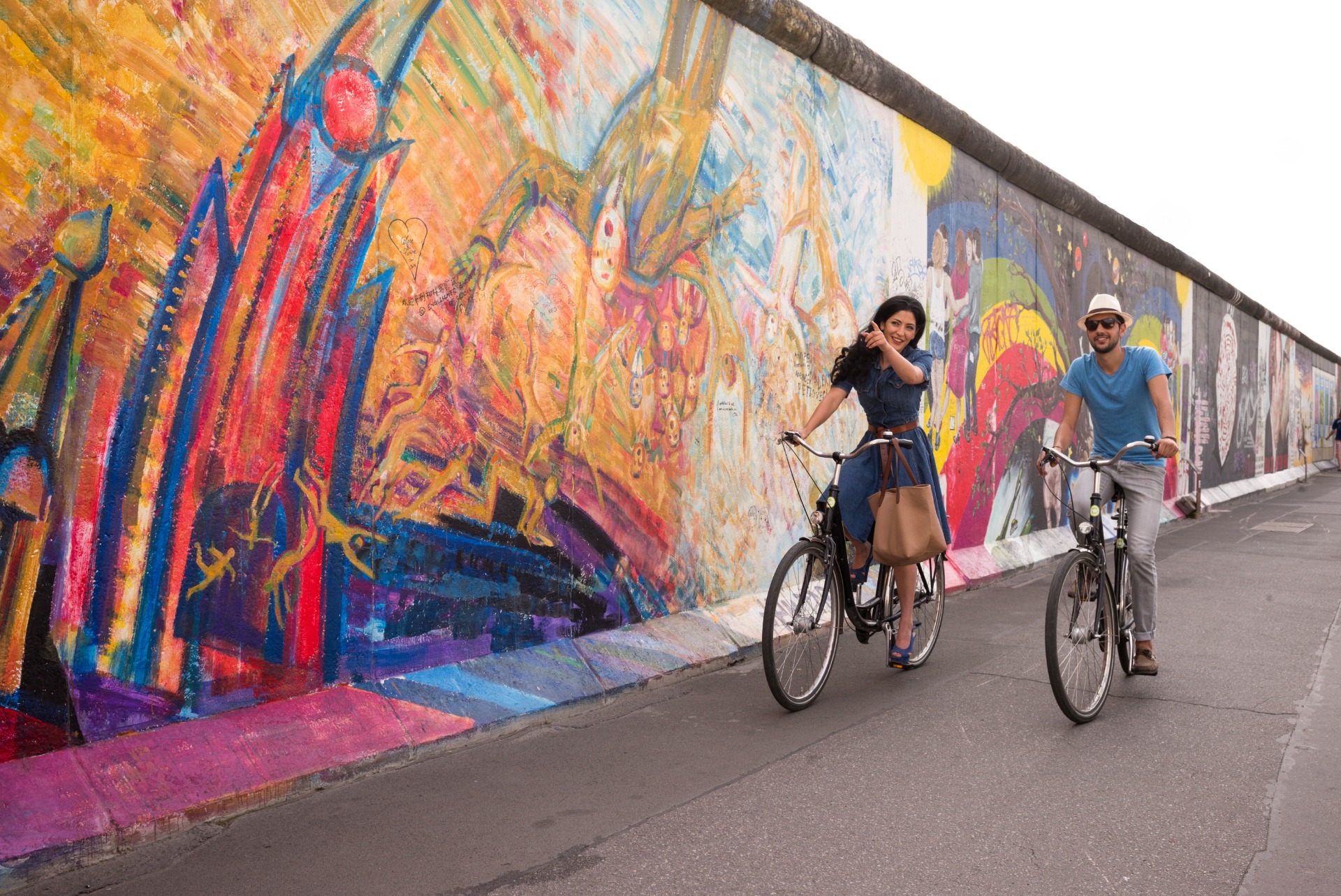 EastSideGallery_Touristen © visitBerlin, Foto: Philip Koschel